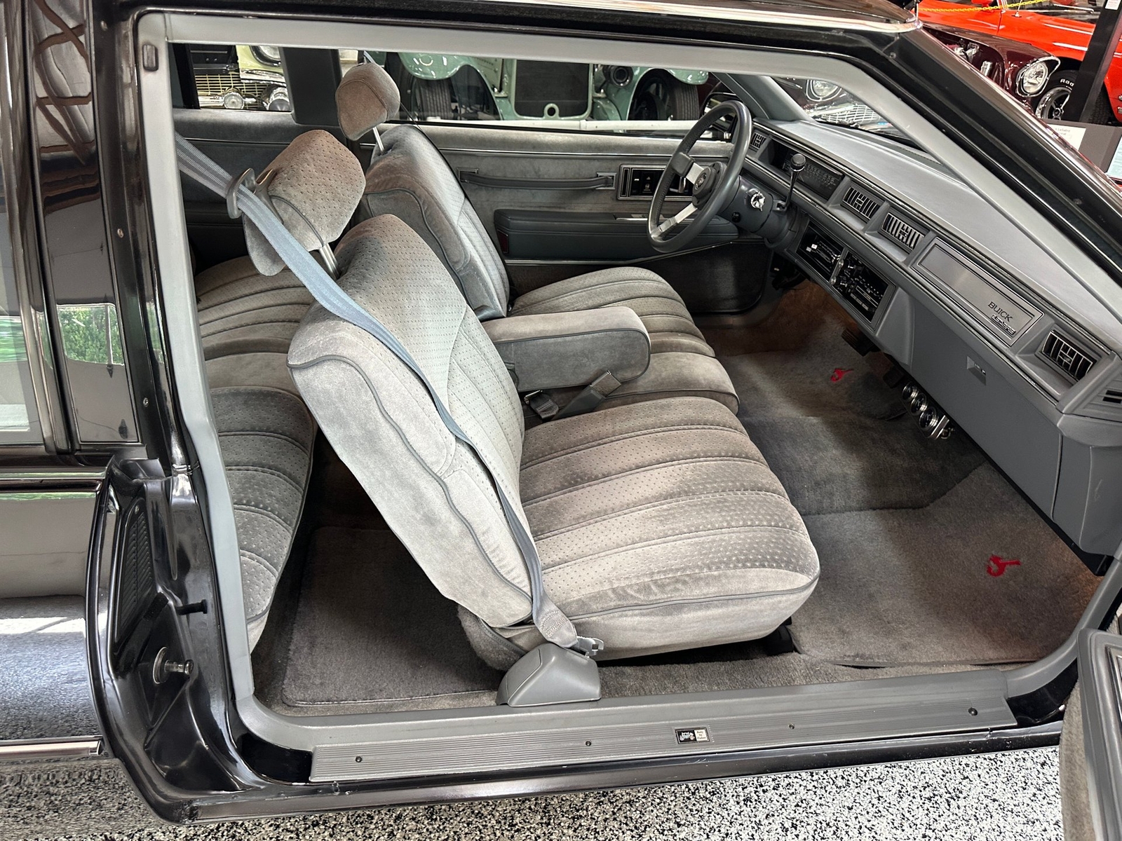 Buick-LeSabre-1986-Coupe-33