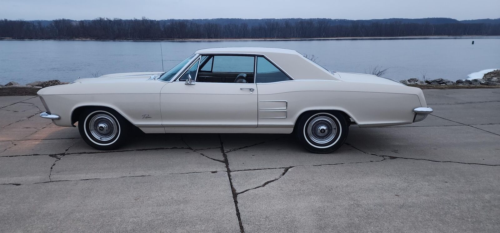 Buick-Riviera-1964-2-dr