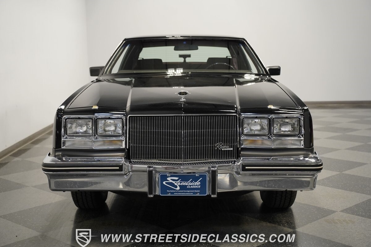 Buick-Riviera-1985-Hardtop-15