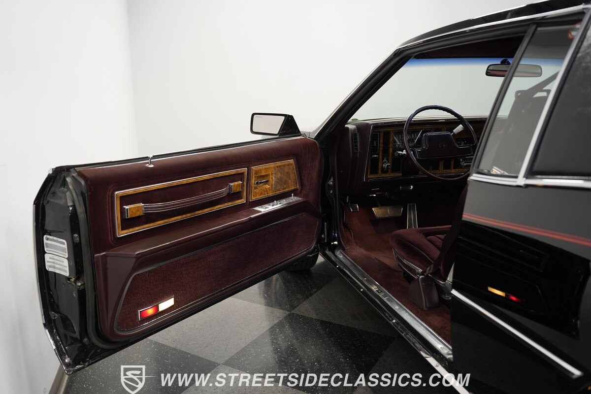 Buick-Riviera-1985-Hardtop-32
