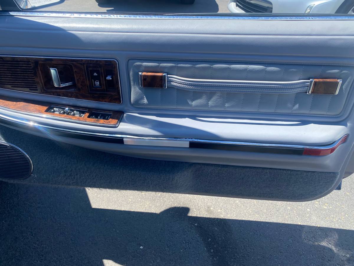 Buick-Riviera-1991-brown-18