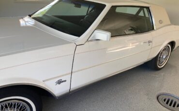 Buick-Riviera-luxury-1985-white-1