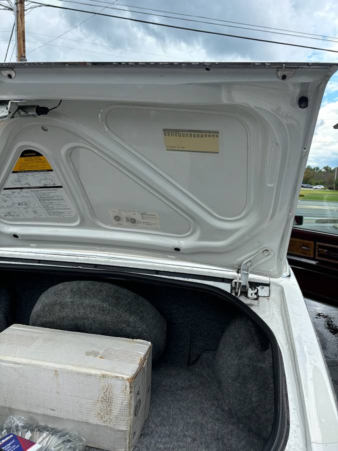Buick-Riviera-luxury-1985-white-11