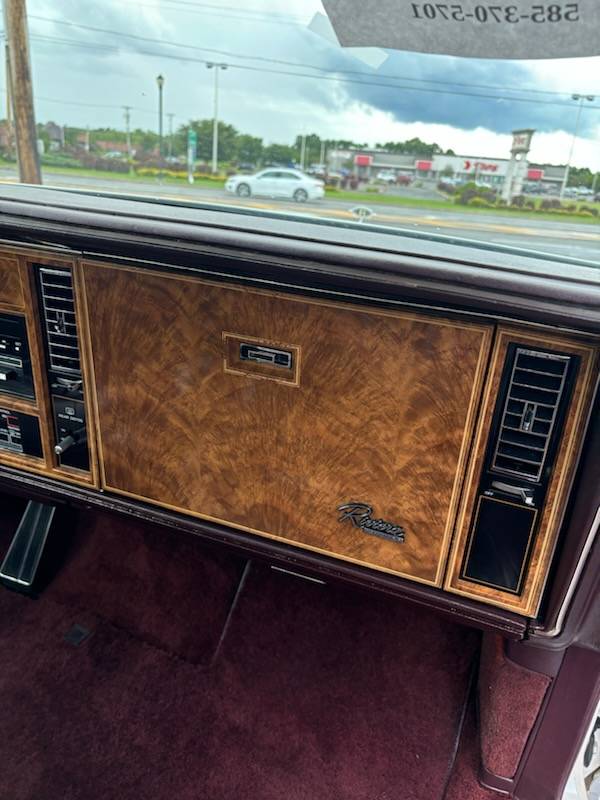 Buick-Riviera-luxury-1985-white-13