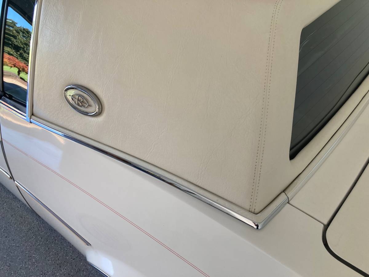 Buick-Riviera-luxury-1985-white-2