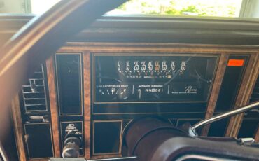 Buick-Riviera-luxury-1985-white-3