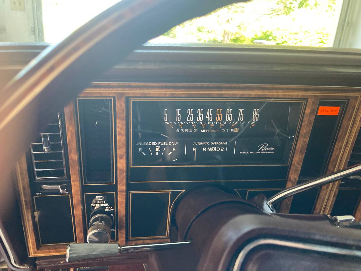 Buick-Riviera-luxury-1985-white-3