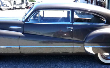 Buick-Roadmaster-Sedanette-1947-Sedan