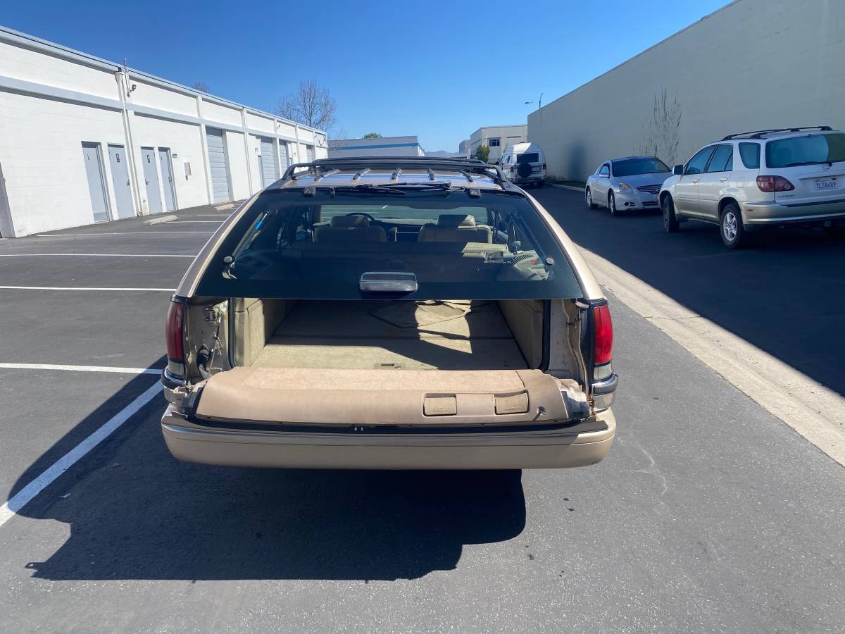 Buick-Roadmaster-estate-wagon-1995-3