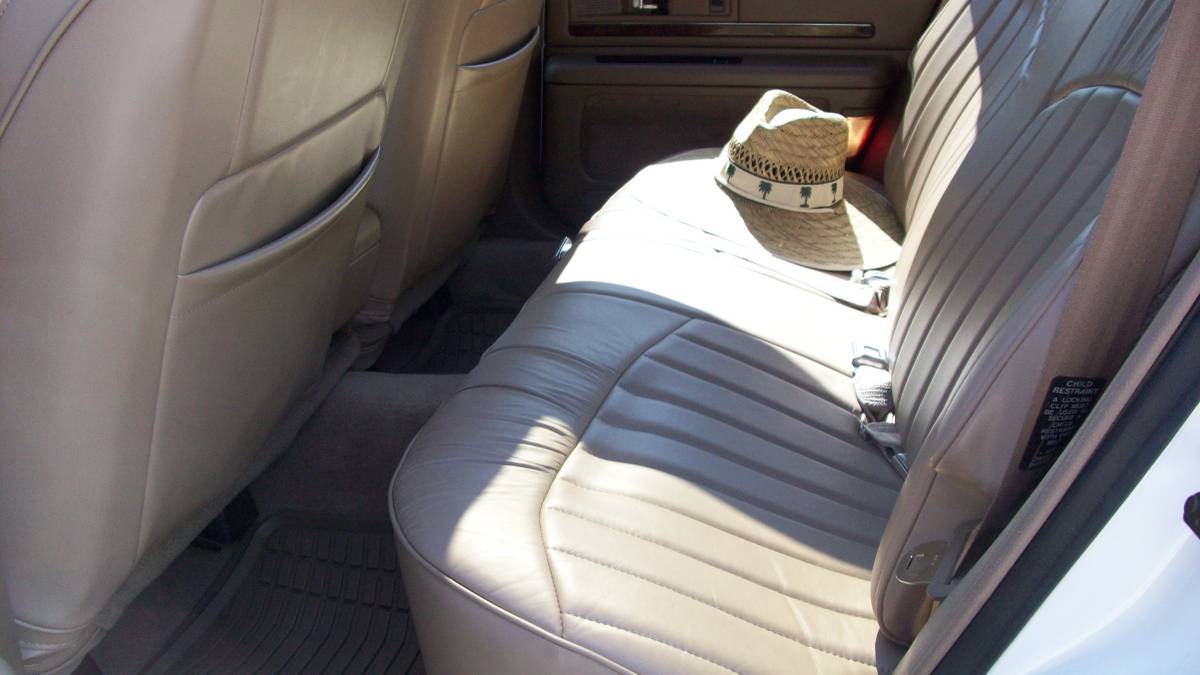 Buick-Roadmaster-estate-wagon-1995-white-6