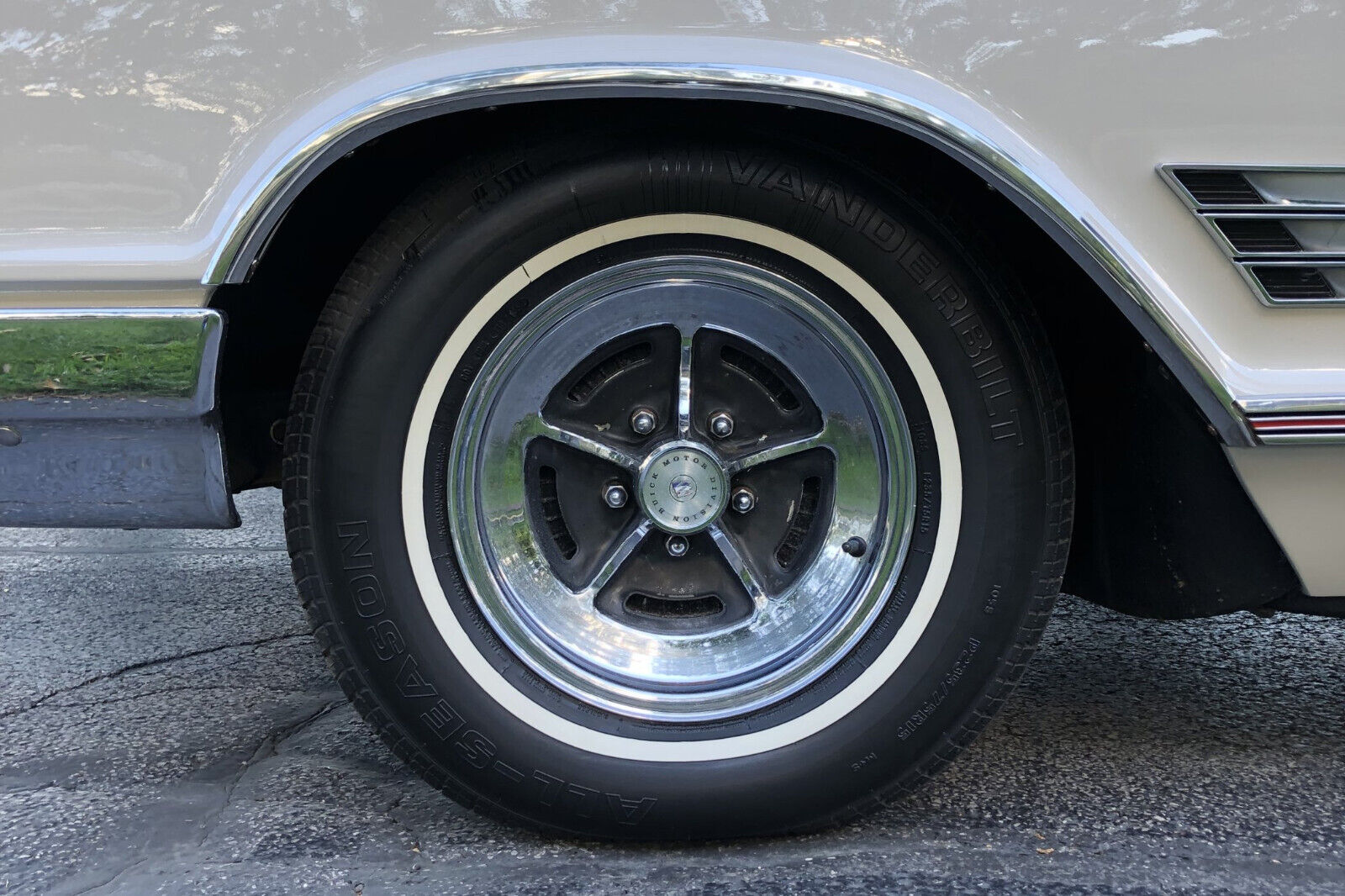 Buick-Wildcat-1966-Coupe-10