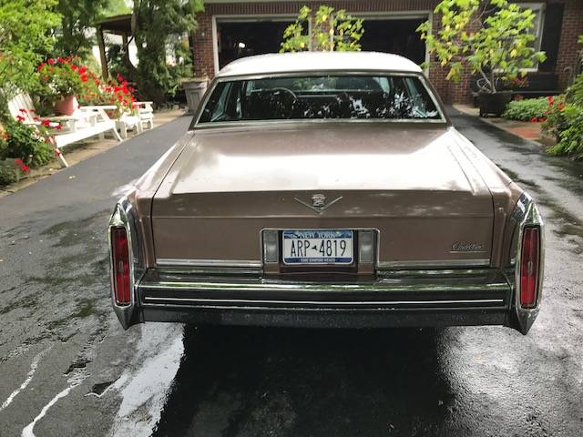 Cadillac-4dr-sedan-deville-1984-brown-1