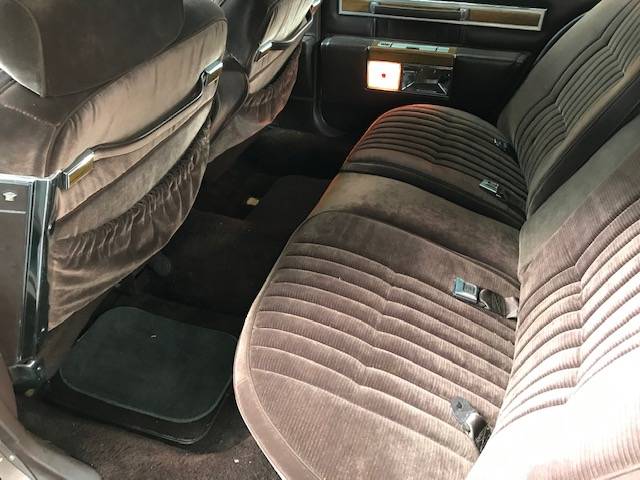 Cadillac-4dr-sedan-deville-1984-brown-5