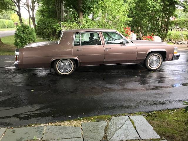 Cadillac-4dr-sedan-deville-1984-brown