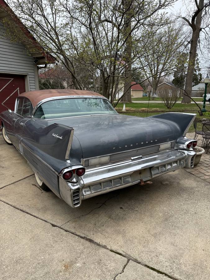 Cadillac-60s-fleetwood-1958-grey-1