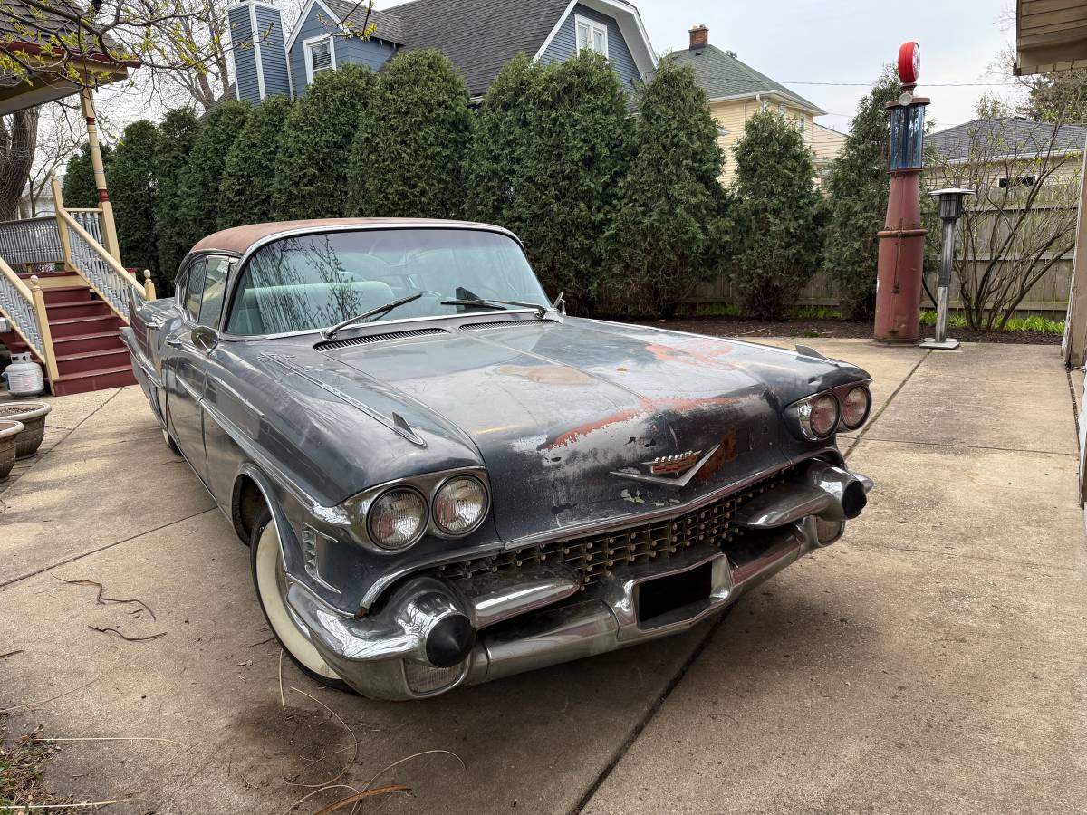 Cadillac-60s-fleetwood-1958-grey-2