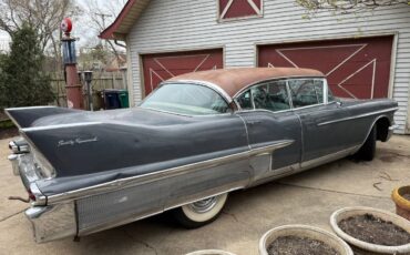 Cadillac-60s-fleetwood-1958-grey-3