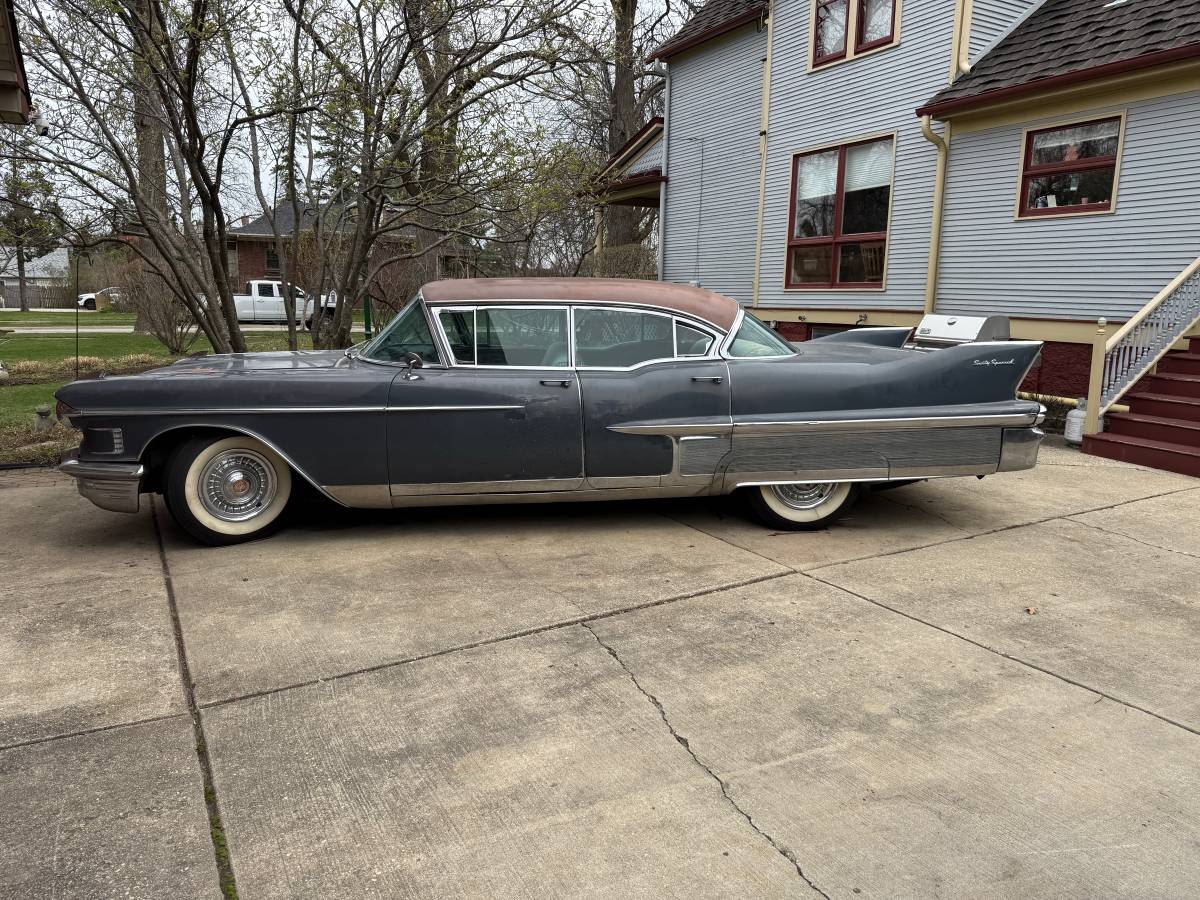 Cadillac-60s-fleetwood-1958-grey