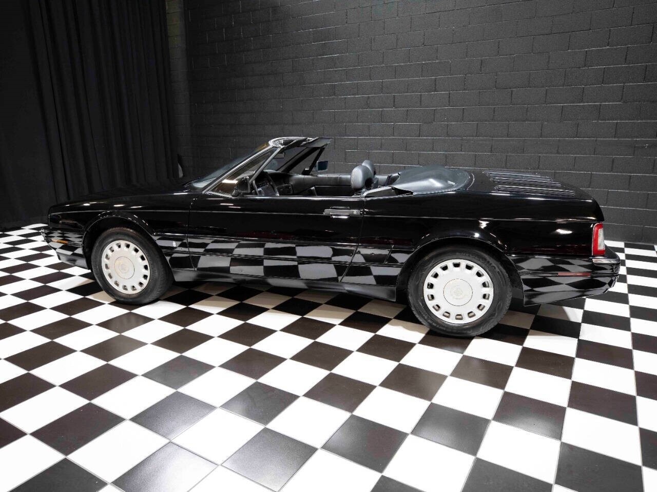 Cadillac-Allante-1992-Convertible-25