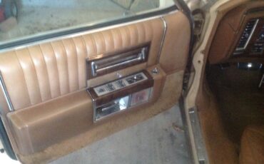 Cadillac-Brougham-1988-Sedan-4