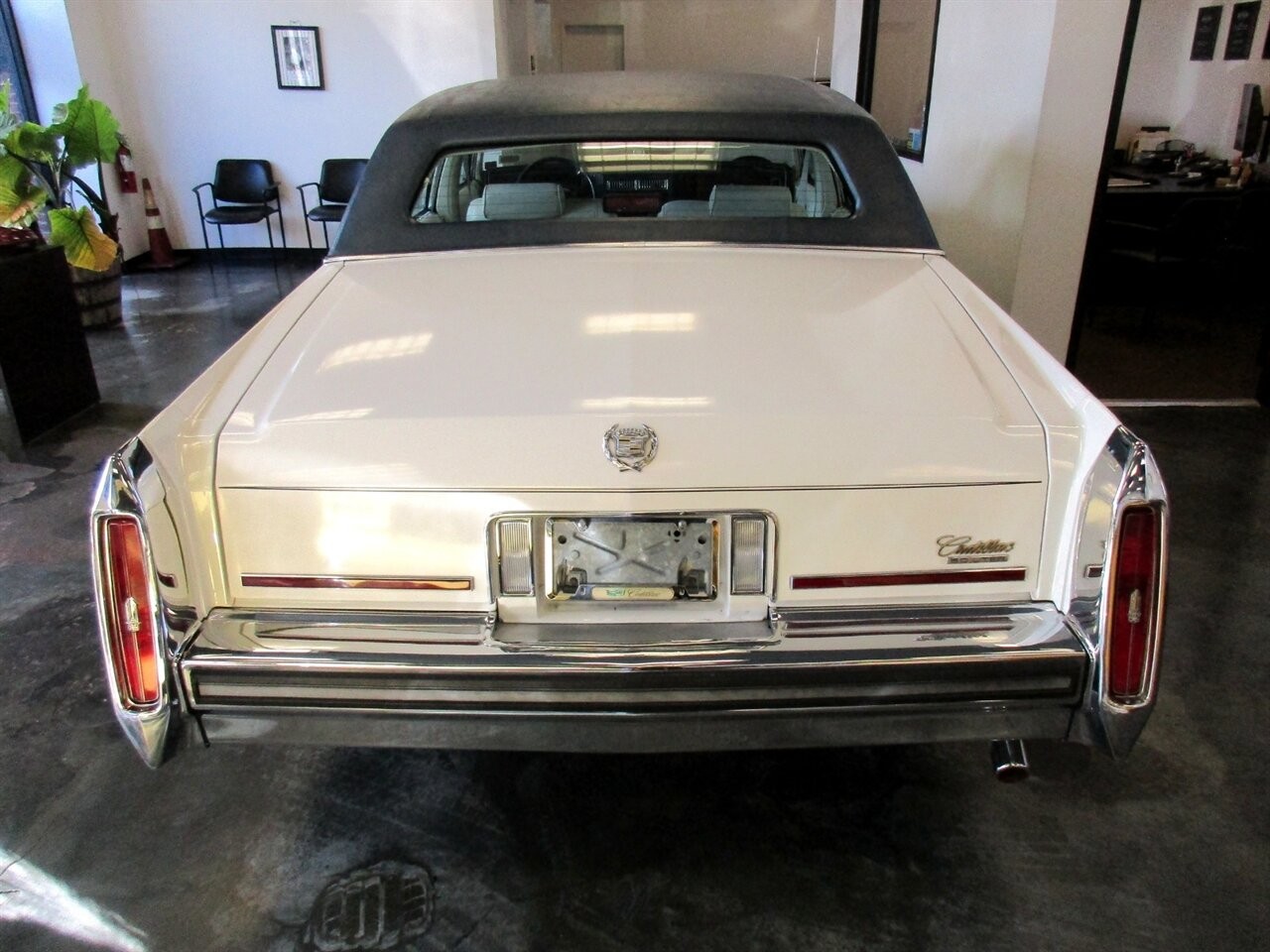 Cadillac-Brougham-1989-Sedan-11