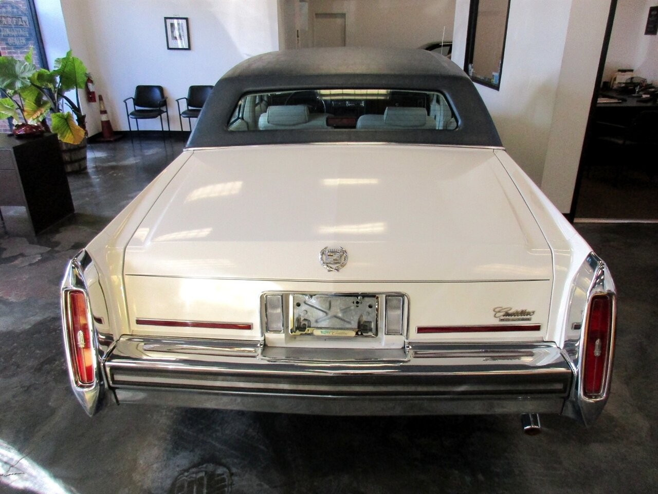 Cadillac-Brougham-1989-Sedan-13