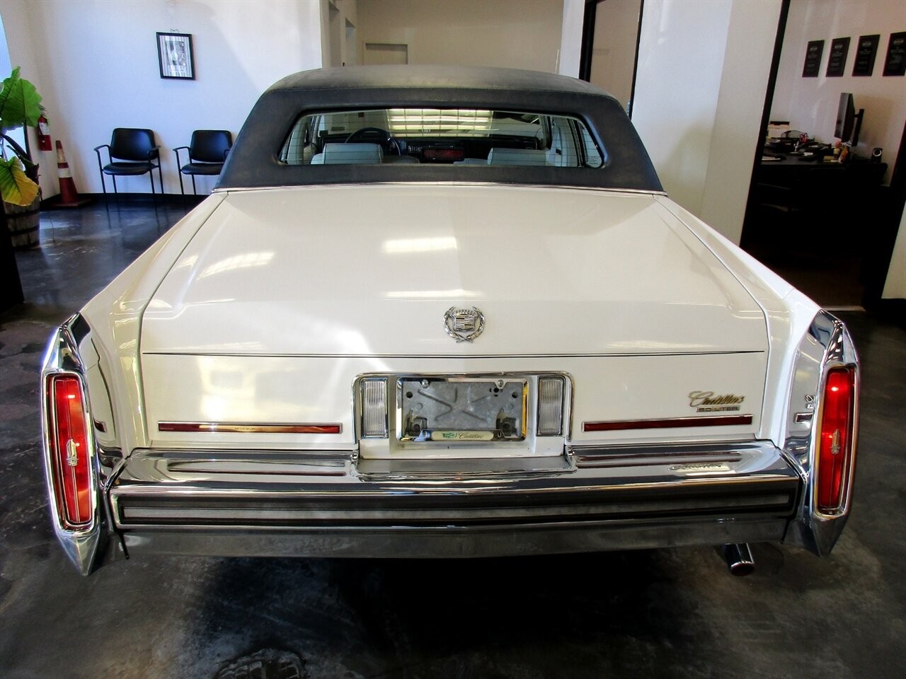Cadillac-Brougham-1989-Sedan-15