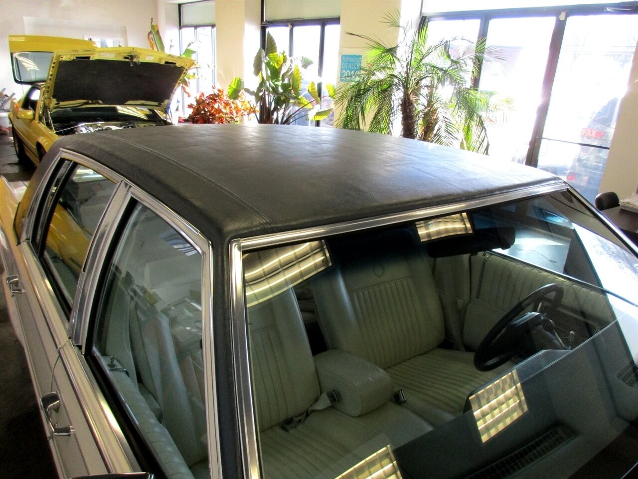 Cadillac-Brougham-1989-Sedan-16