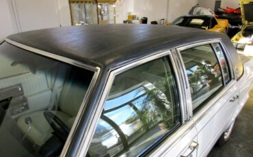 Cadillac-Brougham-1989-Sedan-17