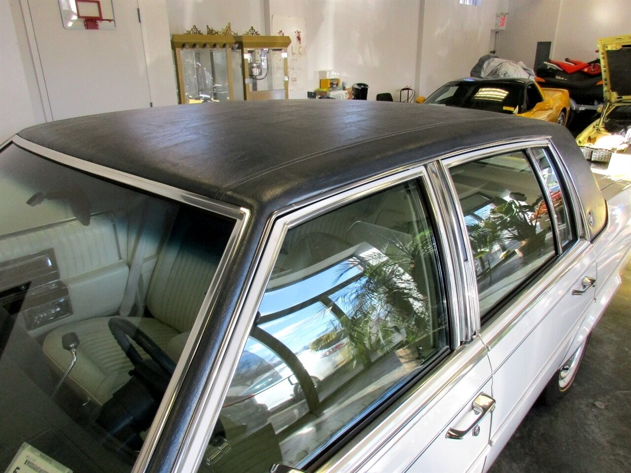 Cadillac-Brougham-1989-Sedan-17