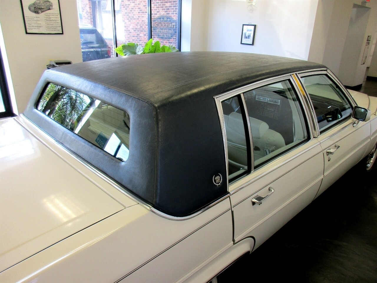 Cadillac-Brougham-1989-Sedan-19