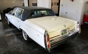 Cadillac-Brougham-1989-Sedan-2