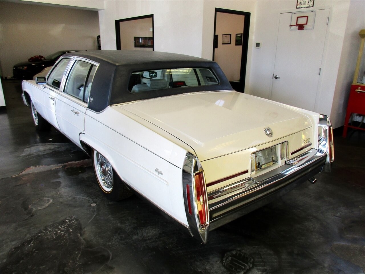 Cadillac-Brougham-1989-Sedan-2