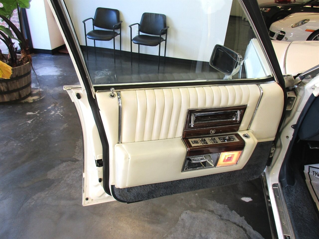 Cadillac-Brougham-1989-Sedan-22