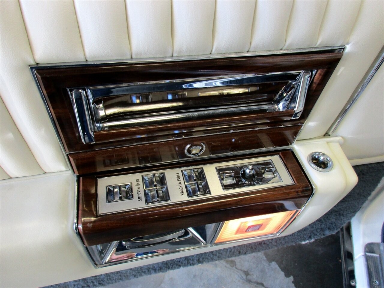Cadillac-Brougham-1989-Sedan-23