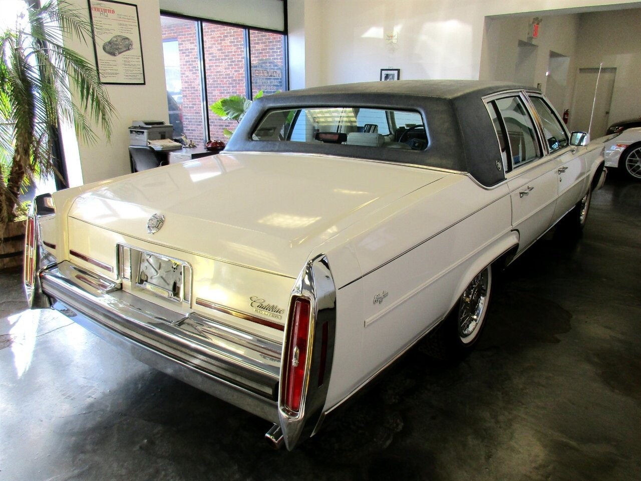 Cadillac-Brougham-1989-Sedan-3