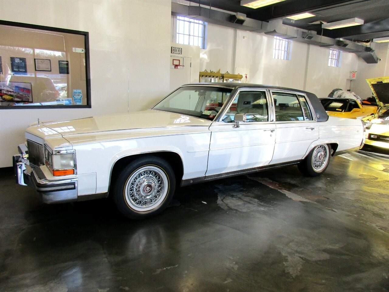 Cadillac-Brougham-1989-Sedan-8