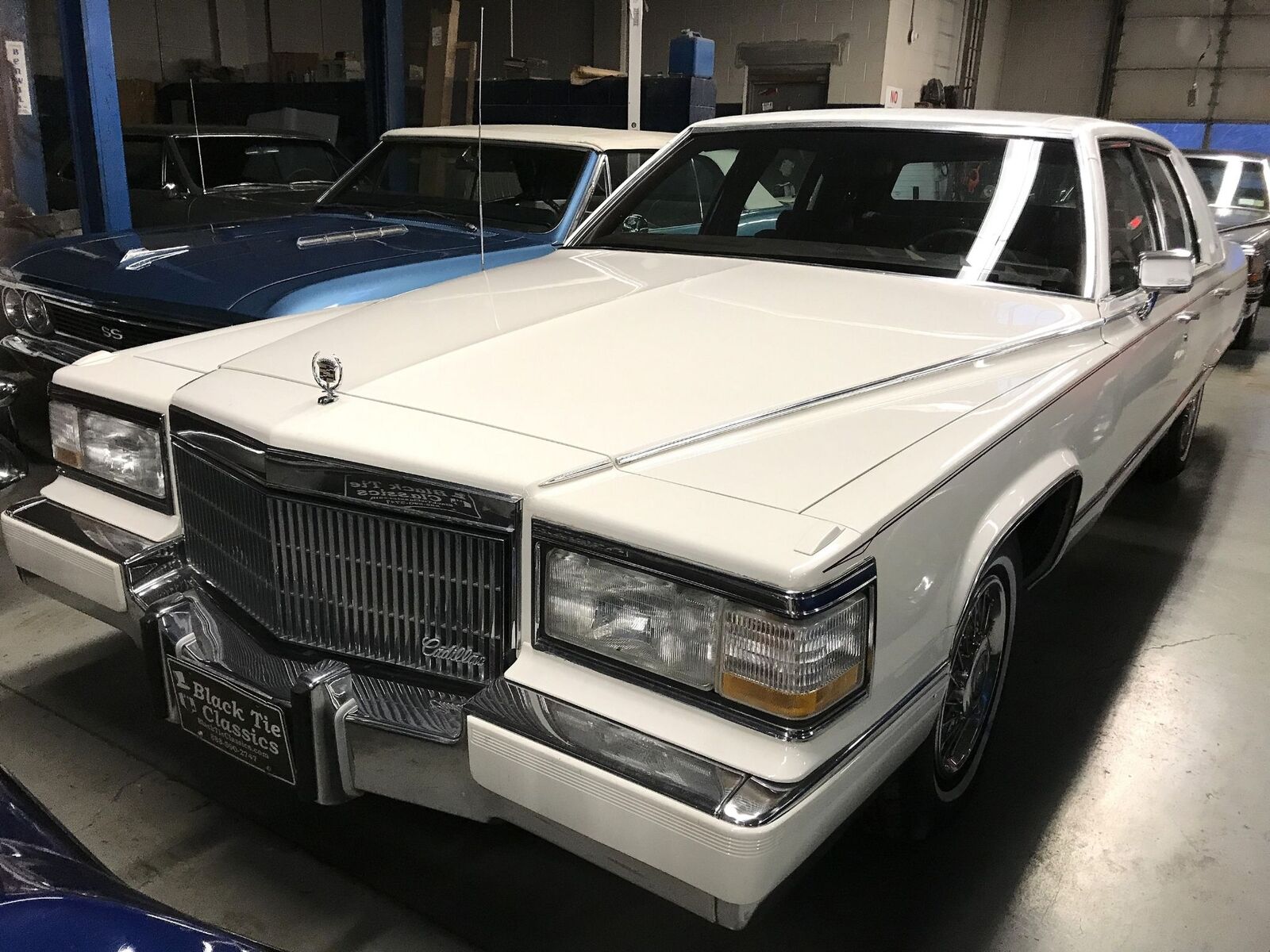 Cadillac-Brougham-1990-Luxury-Sedan-10