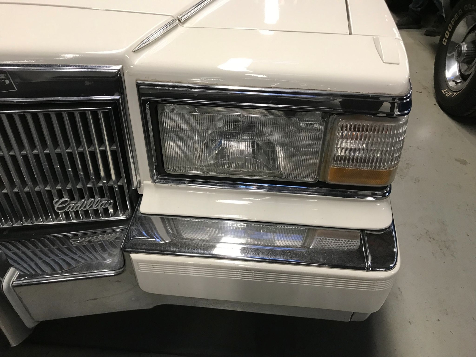 Cadillac-Brougham-1990-Luxury-Sedan-14