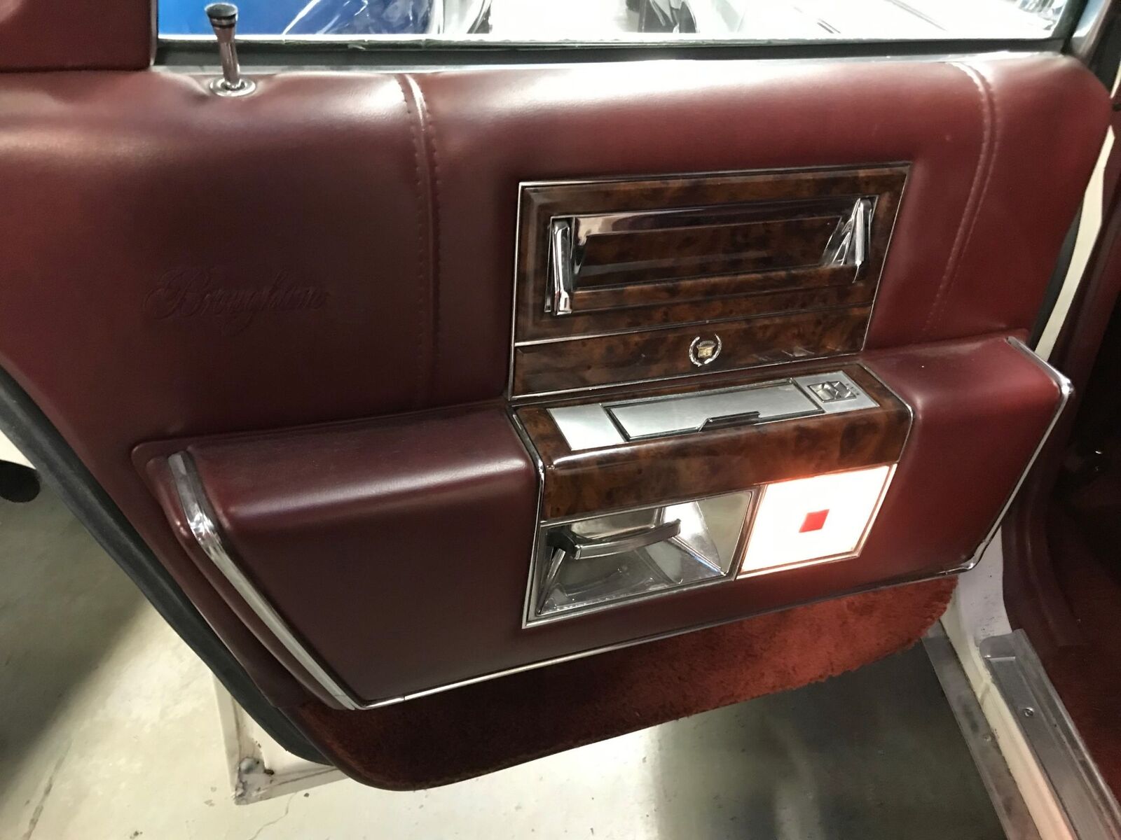 Cadillac-Brougham-1990-Luxury-Sedan-18