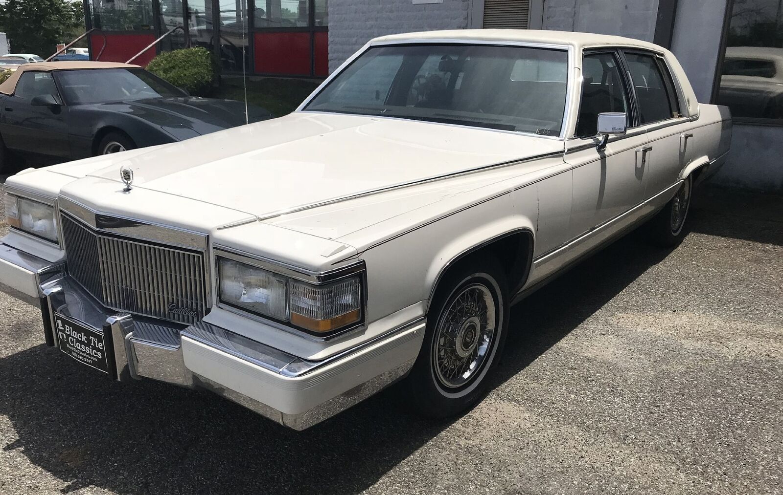 Cadillac-Brougham-1990-Luxury-Sedan-2