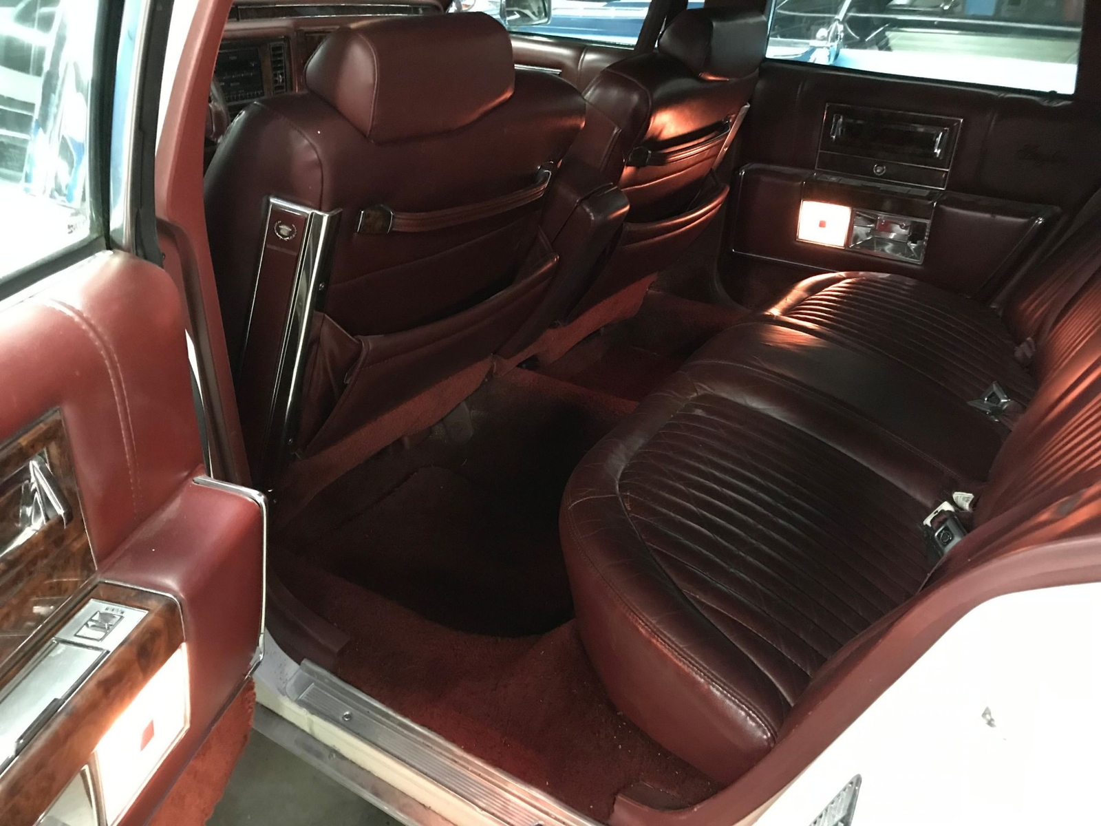 Cadillac-Brougham-1990-Luxury-Sedan-21
