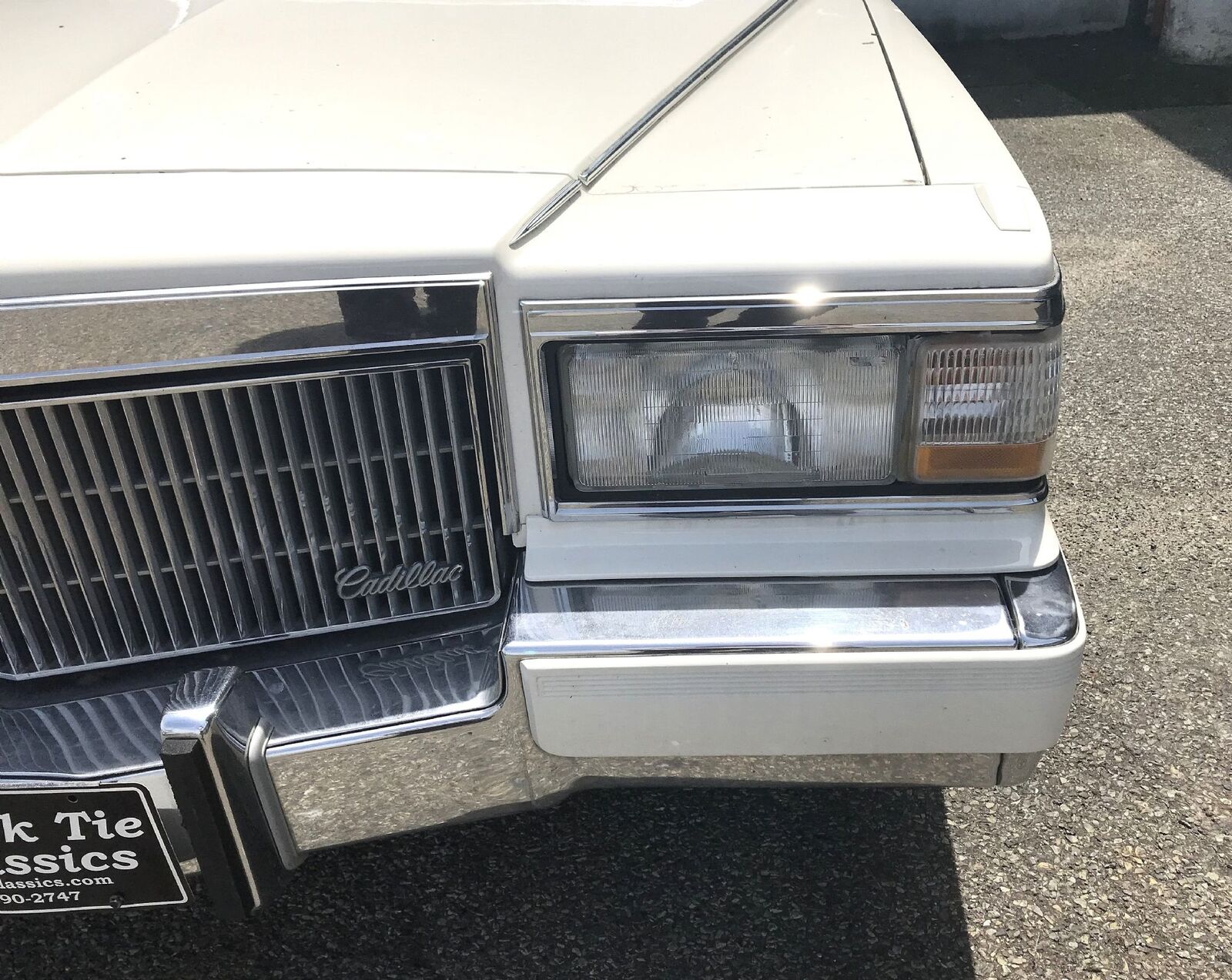 Cadillac-Brougham-1990-Luxury-Sedan-4