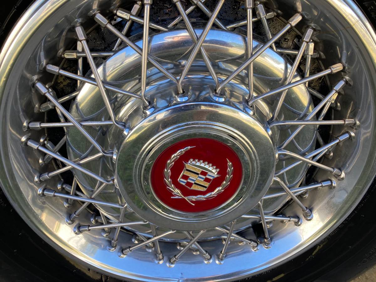 Cadillac-Brougham-1991-red-21