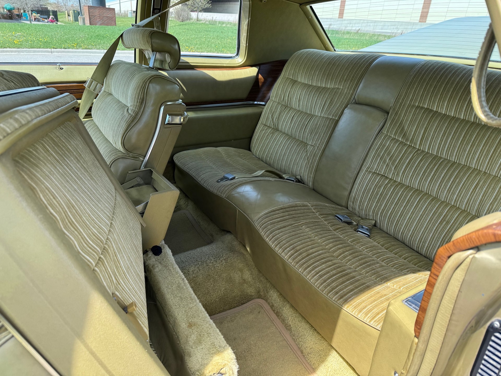 Cadillac-Coupe-DeVille-1975-Coupe-12