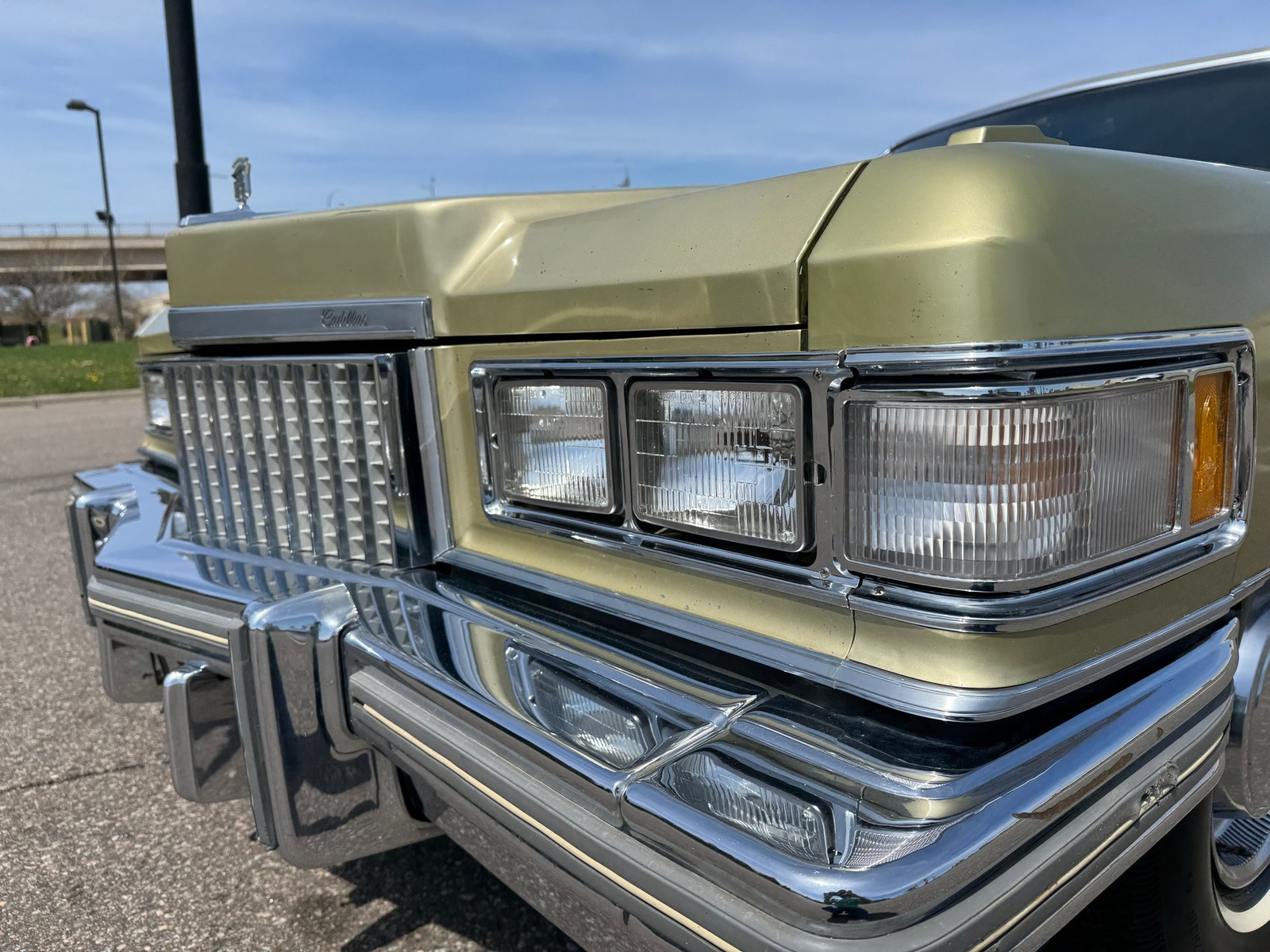 Cadillac-Coupe-DeVille-1975-Coupe-16