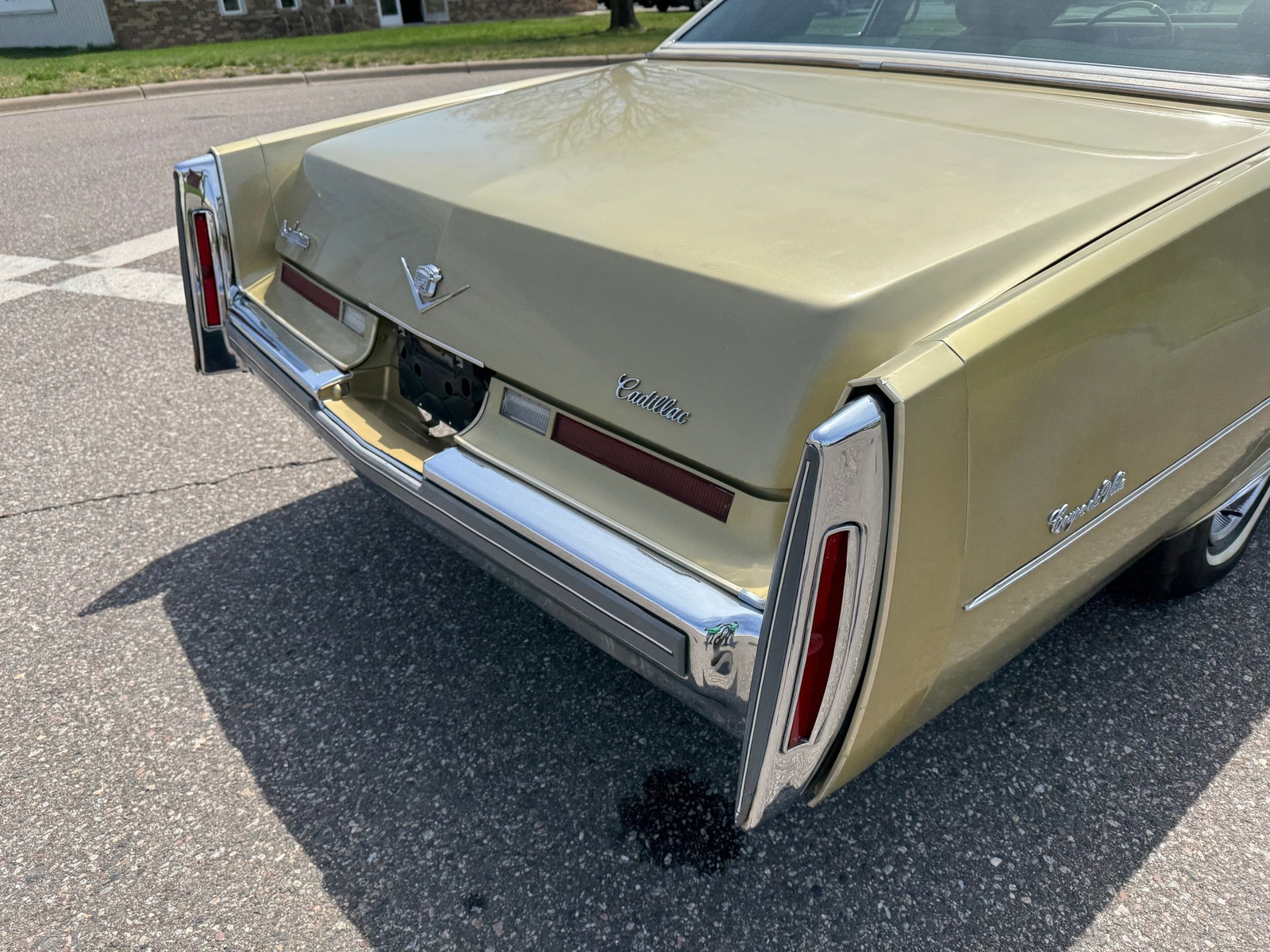Cadillac-Coupe-DeVille-1975-Coupe-26