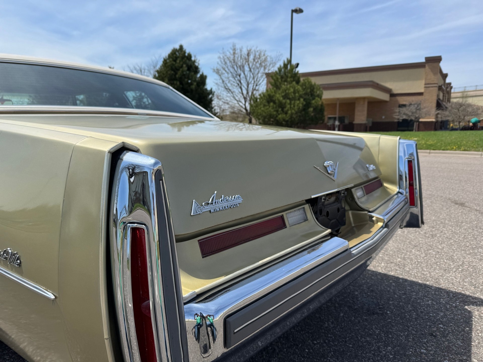 Cadillac-Coupe-DeVille-1975-Coupe-28