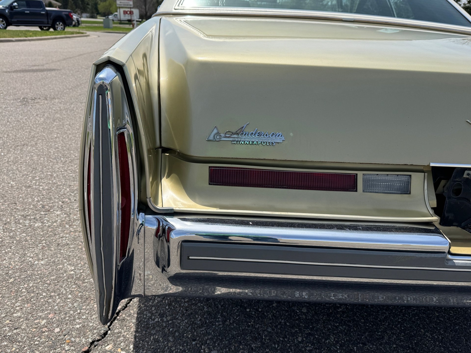Cadillac-Coupe-DeVille-1975-Coupe-32