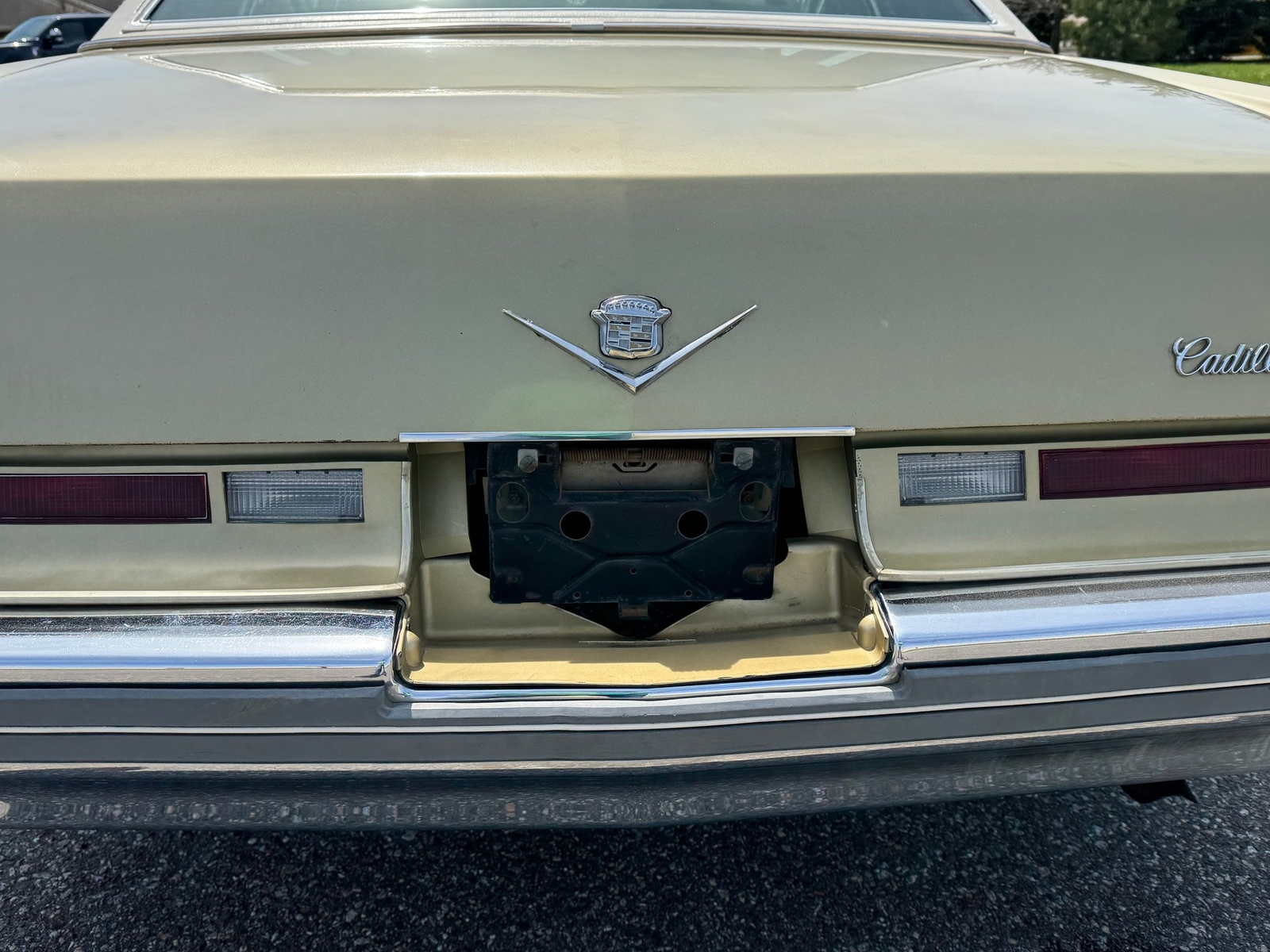 Cadillac-Coupe-DeVille-1975-Coupe-33
